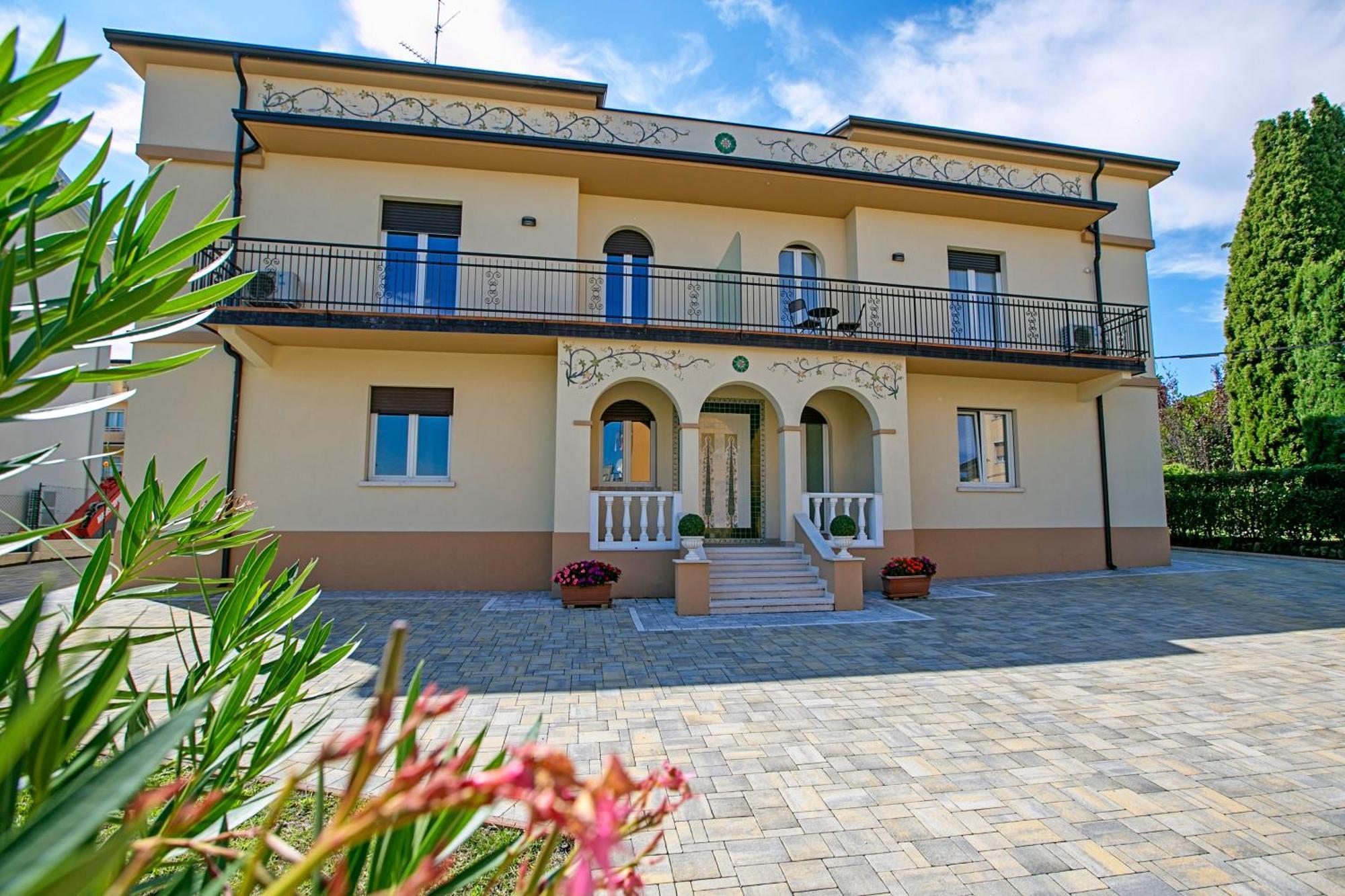 Villa Mimosa - Appartamento 2 - Happy Rentals Ντεζεντσάνο ντελ Γκάρντα Εξωτερικό φωτογραφία