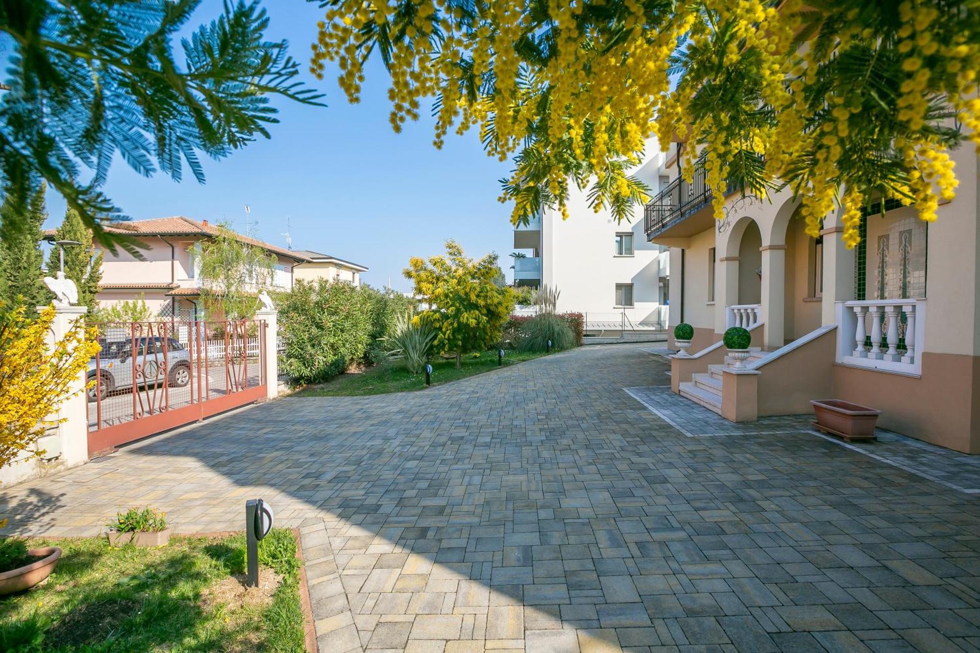 Villa Mimosa - Appartamento 2 - Happy Rentals Ντεζεντσάνο ντελ Γκάρντα Εξωτερικό φωτογραφία